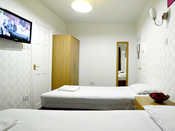 Une chambre avec lits jumeaux de The Park Hotel Ilford