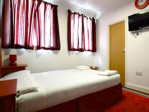 Put your feeChambre double de The Park Hotel Ilfordt up in front of the TV in your room