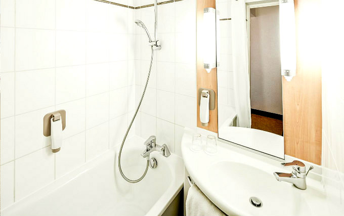A typical bathroom at Ibis Hotel Heathrow