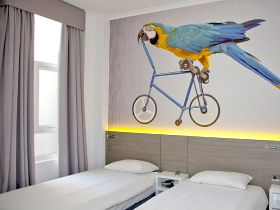 One of the twin rooms at Enterprise Hotel London