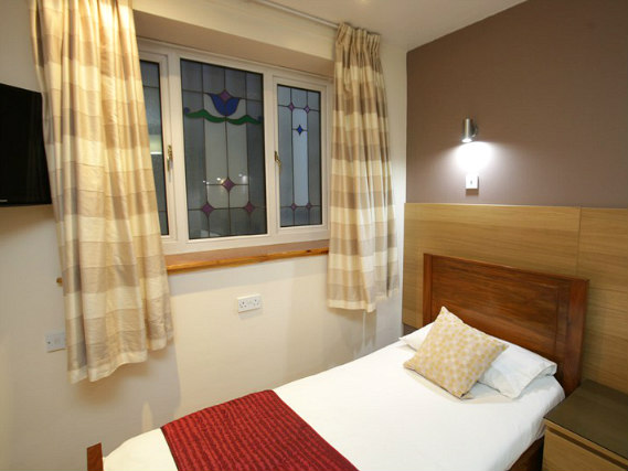 Une chambre simple à Merchant City Inn