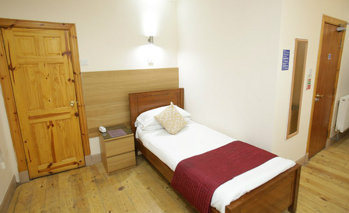 Une chambre simple à Merchant City Inn