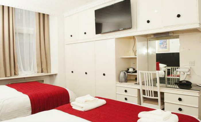 Une chambre triple de Charing Cross Hotel