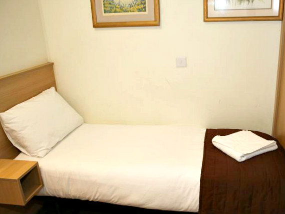 Une chambre simple à Holland Court Hotel