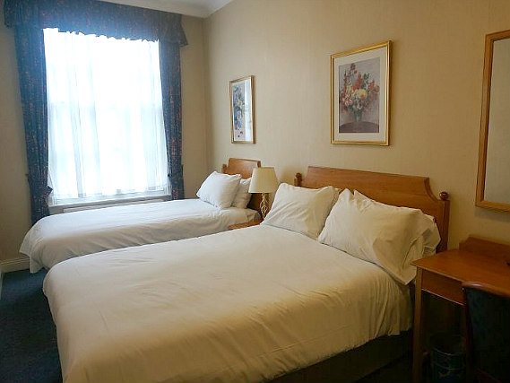 Une chambre triple de Victor Hotel London Victoria