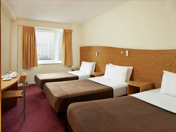 Une chambre triple de Ambassadors Hotel London Kensington