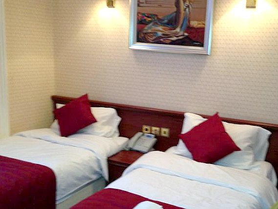 Une chambre avec lits jumeaux de Avon Hotel London