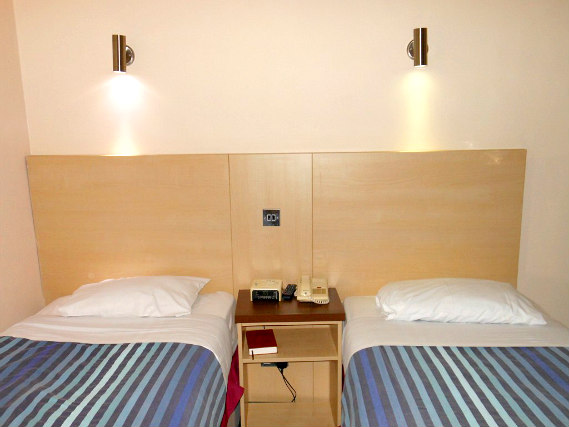 Une chambre avec lits jumeaux de White House Hotel