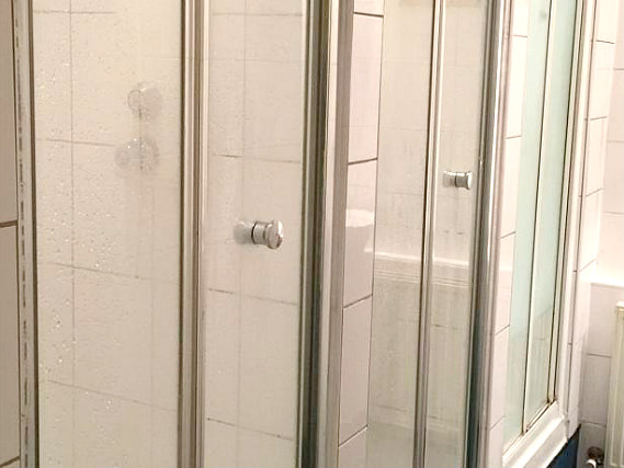 Bathroom at Arsenal Tavern Backpackers Hostel