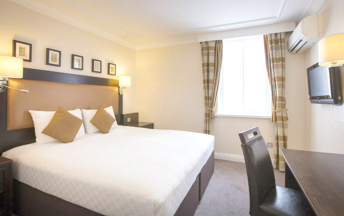 A comfortable double room at Thistle Hotel Heathrow