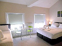 A Triple room at 27 Paddington Hotel