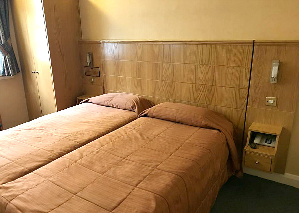 A comfortable twin room at Beverley City Hotel