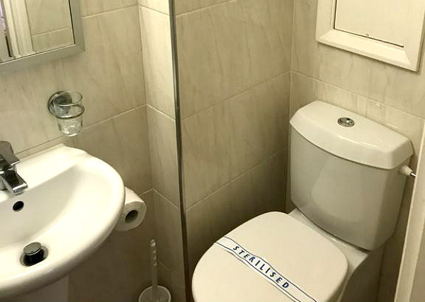 A typical bathroom at Beverley City Hotel