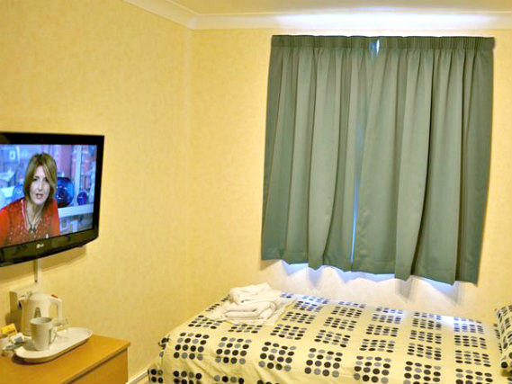 Une chambre simple à Heathrow Lodge