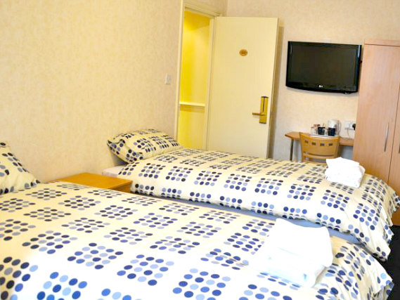 Une chambre avec lits jumeaux de Heathrow Lodge