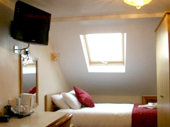 Une chambre simple à Britannia Inn Hotel