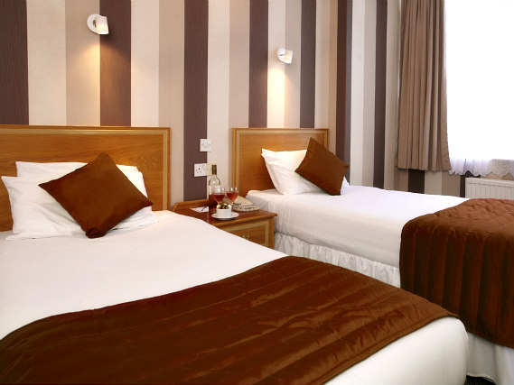Une chambre avec lits jumeaux de Best Western Cumberland Hotel