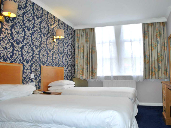 Une chambre avec lits jumeaux de Best Western Cumberland Hotel