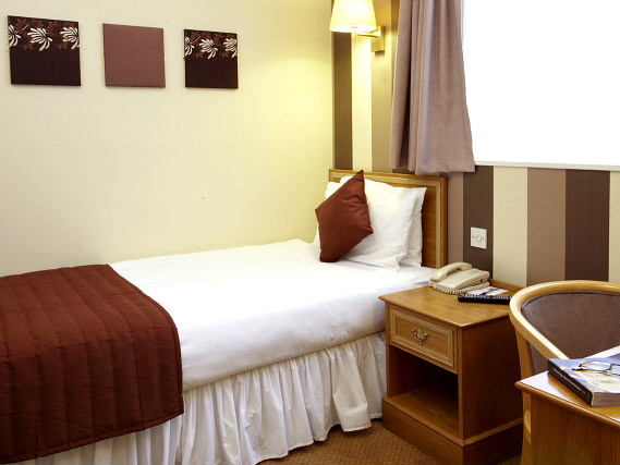Une chambre simple à Best Western Cumberland Hotel