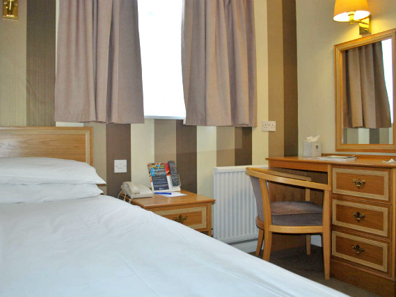 Une chambre simple à Best Western Cumberland Hotel