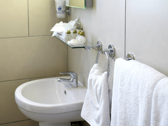 Le coin salle de bains de Best Western Cumberland Hotel