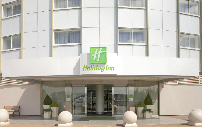 An exterior view of Holiday Inn Heathrow Ariel
