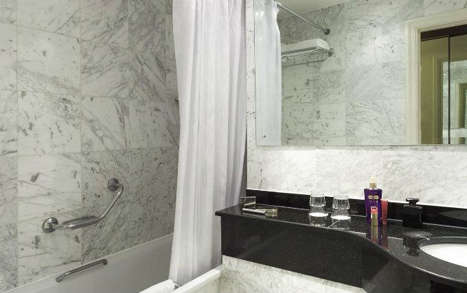 A typical bathroom at Ibis Hotel London