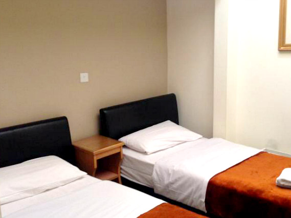 Une chambre avec lits jumeaux de Holland Inn Hotel