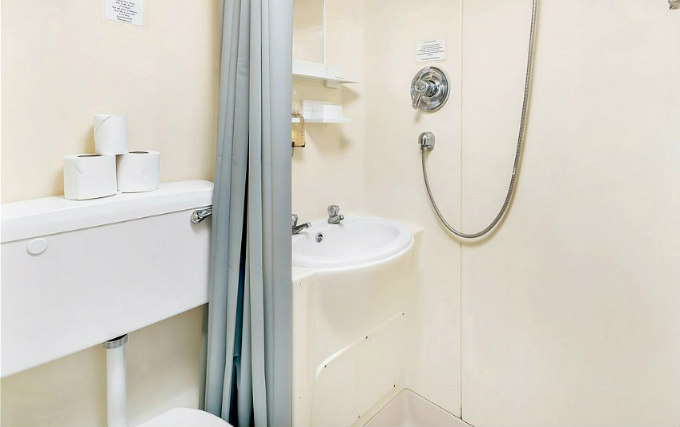 A typical bathroom at The Elstree Inn