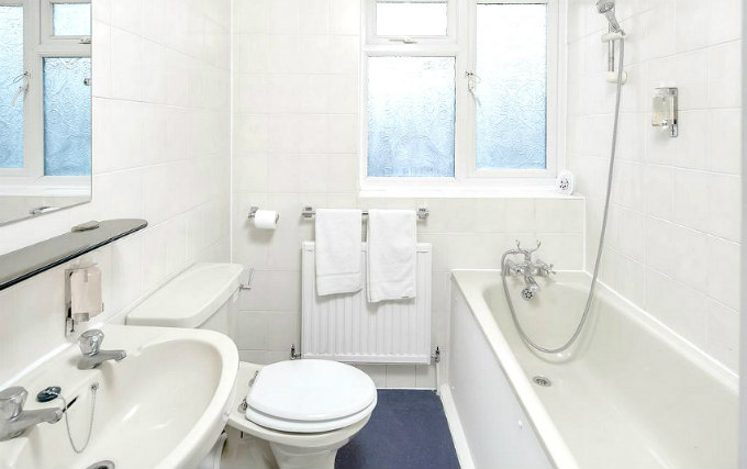 A bathroom at The Elstree Inn