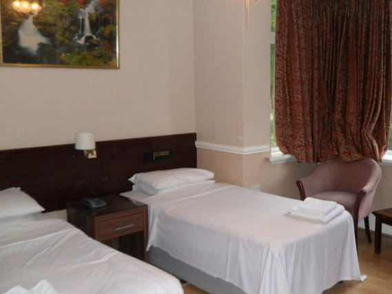 Une chambre avec lits jumeaux de Skyways Hotel