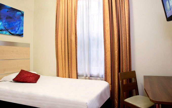 A single room at Comfort Inn Victoria