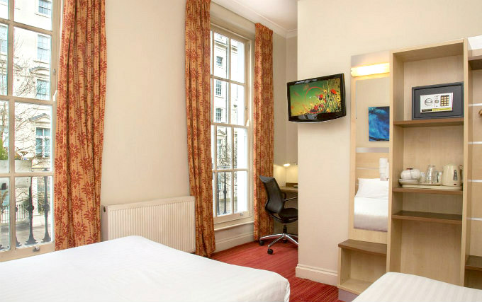 A twin room at Comfort Inn Victoria