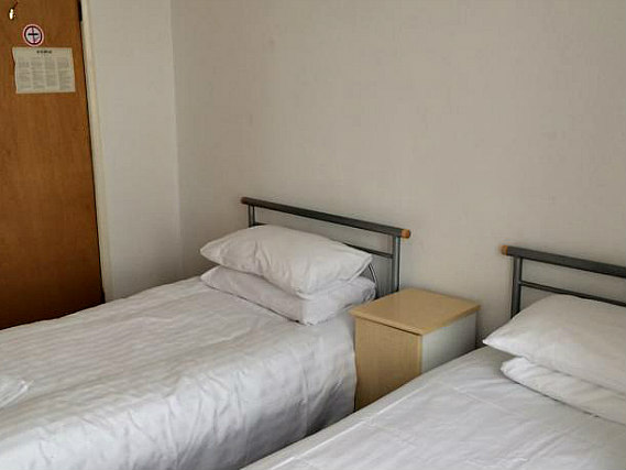Une chambre avec lits jumeaux de Lindal Hotel