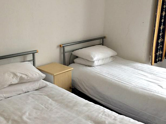 Une chambre avec lits jumeaux de Lindal Hotel