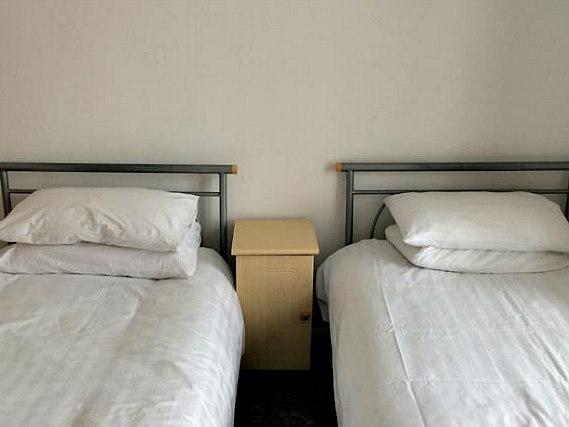 Une chambre avec lits jumeaux de Lindal Hotel