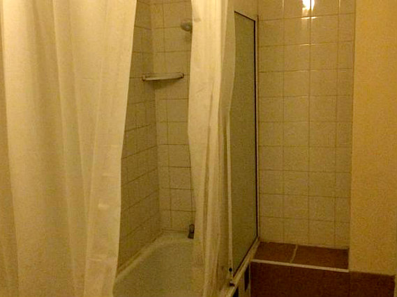 Le coin salle de bains de Lindal Hotel