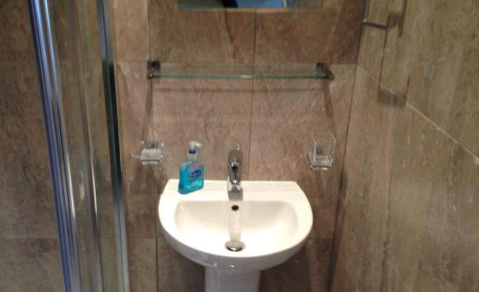 A typical bathroom at Oyo Onslow Guest House