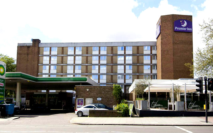 The entrance to Holiday Inn Hampstead