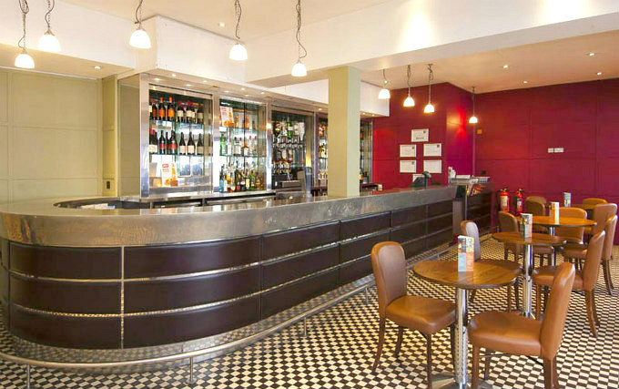 Bar at Holiday Inn Hampstead