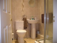 An ensuite bathroom at the Dunard Guest House