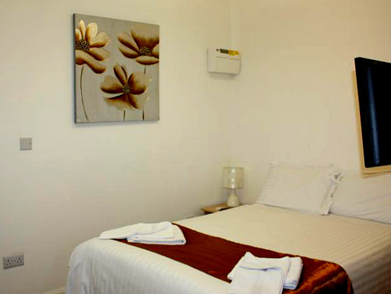A typical double room at Kingsland Hotel