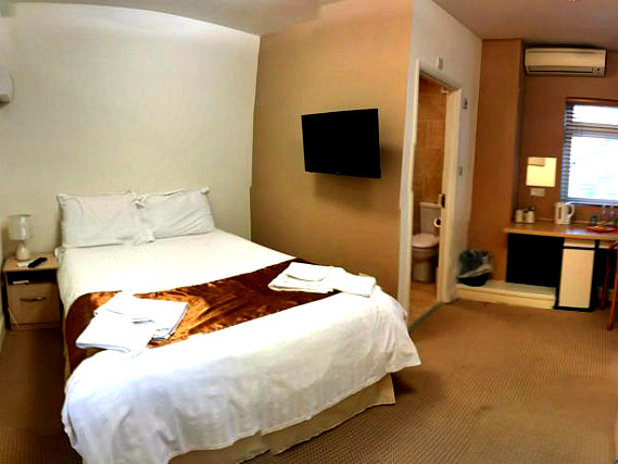 A double room at Kingsland Hotel