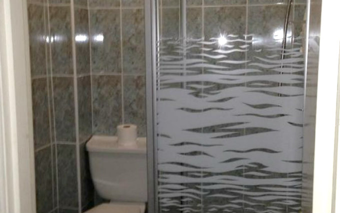 A typical bathroom at Beersbridge Hotel