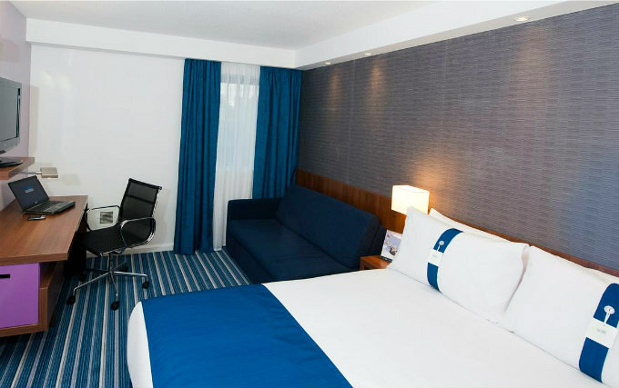 A comfortable double room at Holiday Inn Express City