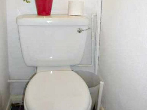 A shared typical bathroom at Golders Green Rooms