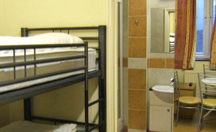 Dorm room at London Lodge Hostel