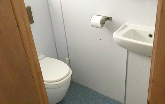 A typical bathroom at Brondesbury Budget Rooms