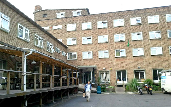 The exterior of Brondesbury Budget Rooms
