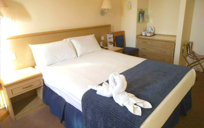 A comfortable double room at Airport Inn Gatwick
